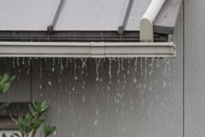 ゲリラ豪雨から家を守る！屋根・雨樋の点検ポイントと「豪雨対策」