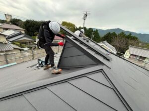 屋根のカバー工法はどんなときにおすすめ？費用・耐久性・注意点をプロが解説