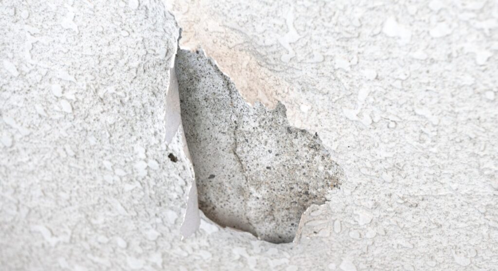 剥がれた住宅の外壁イメージ