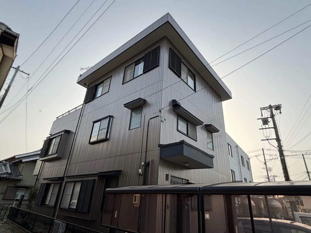 有限会社建造の外壁リフォーム（カバー工法）事例