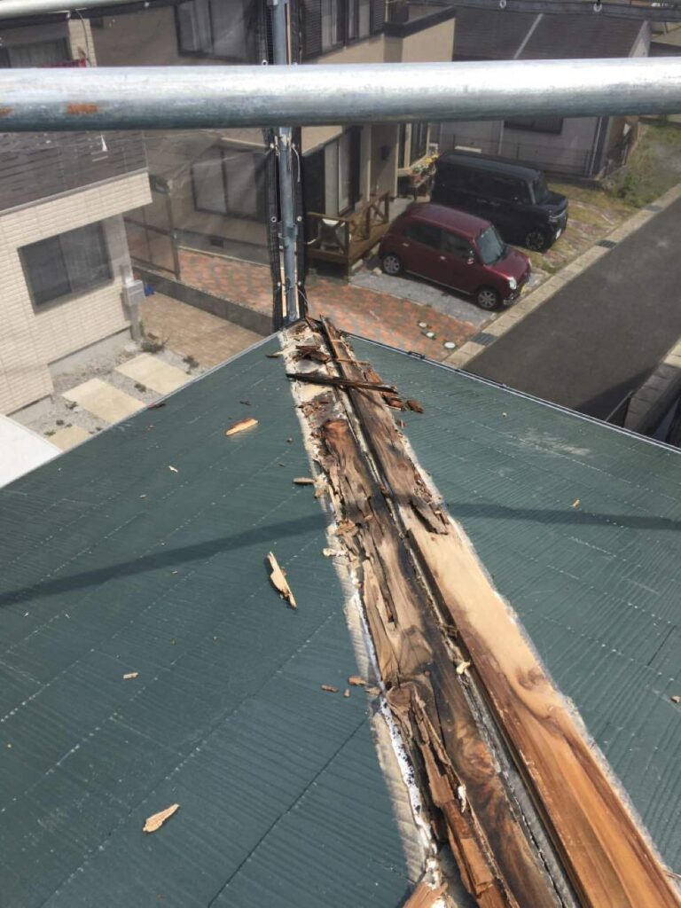 痛んでいる屋根の一部分