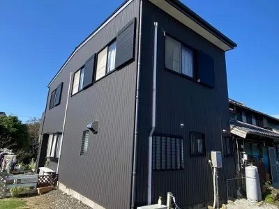 有限会社建造のブラック系の外壁リフォーム事例