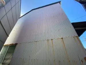 錆びたトタン外壁の倉庫