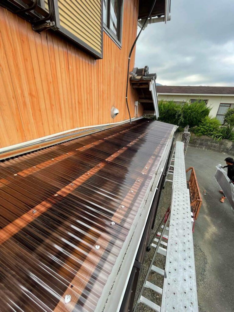 【新城市】穴が開いてしまったテラス屋根のリフォーム・新城市F様