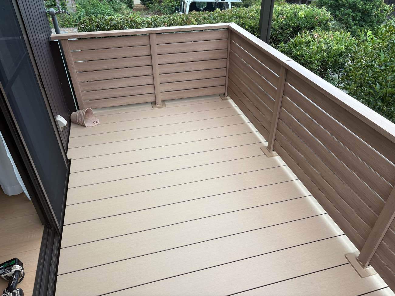 【新城市】室内と庭をつなぐ、使い勝手の良いウッドデッキの設置