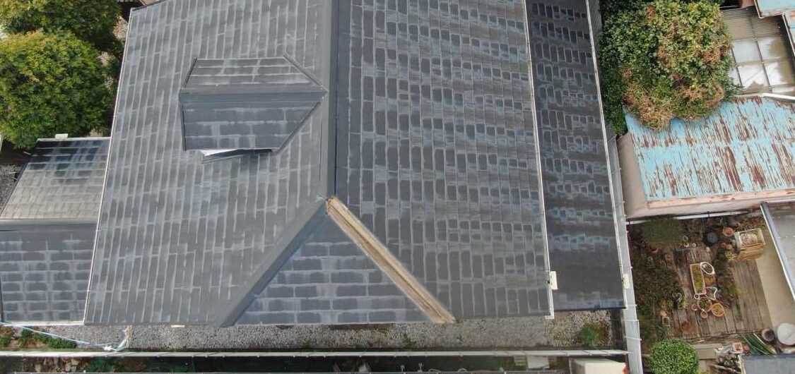 【新城市】強風で屋根の棟板金が落下！火災保険で修理事例