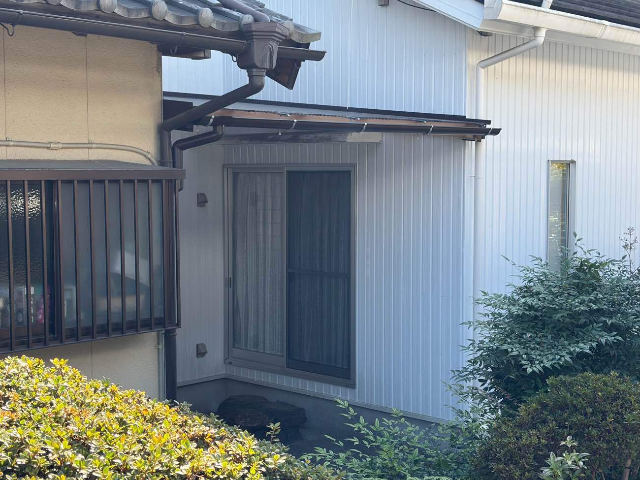 【新城市】建物同士の隙間空間を活かしたテラス屋根設置工事