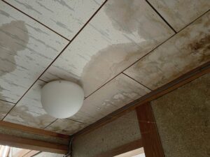 雨漏りは火災保険で直せる？経年劣化との違いと適用条件を解説