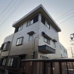【外壁カバー工法】ガルバリウム鋼板の人気カラーは?失敗しない色選びのポイント