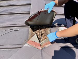 屋根のてっぺん、浮いていませんか？『棟板金』の交換サインとは