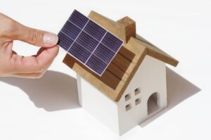 太陽光発電の雨漏りリスクは？屋根の寿命を延ばす3つの対策