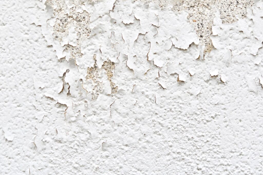 ひび割れた住宅の外壁