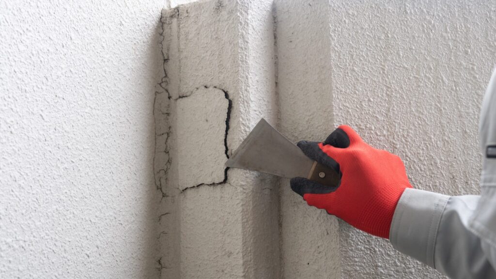 職人による外壁補修イメージ