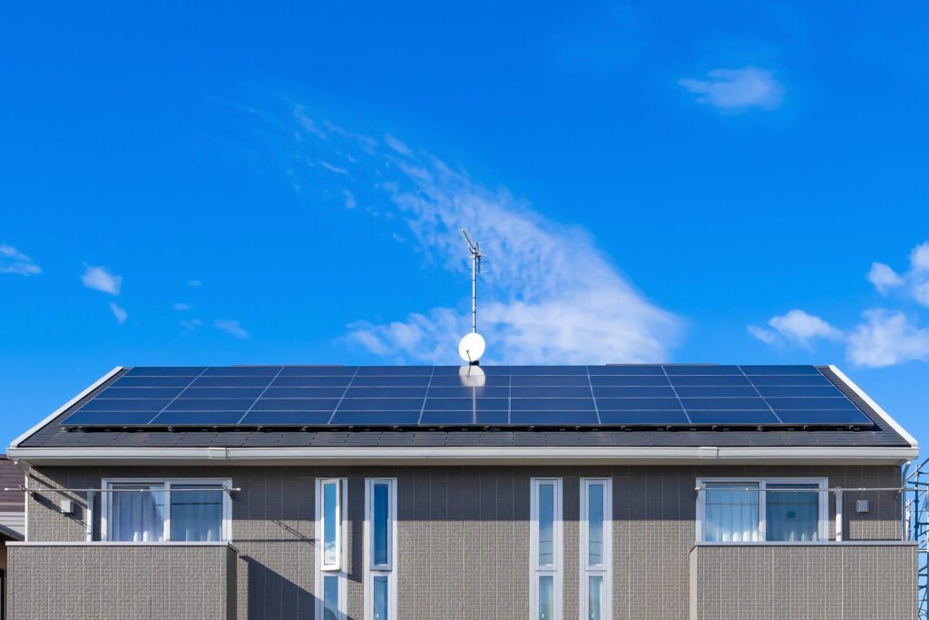 太陽光発電パネルを載せた住宅