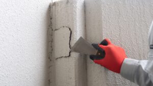 外壁補修は自分でできる？種類別のDIY補修の手順