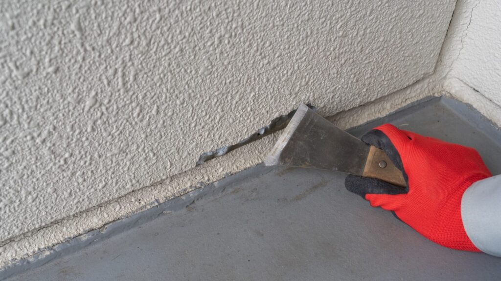 外壁の劣化を削る・下地処理｜リフォーム・塗装業者イメージ