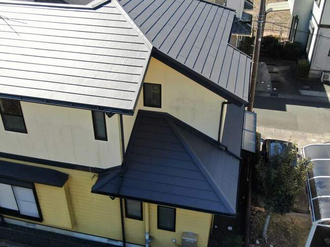 上空から屋根を写した写真