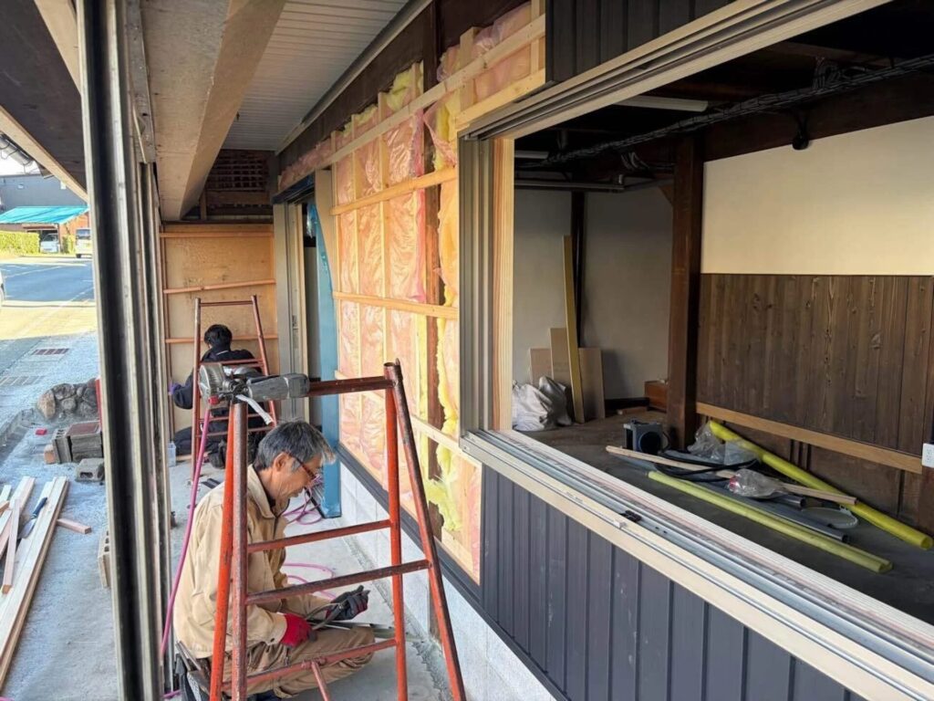 有限会社 建造における外壁張り替え施工の様子