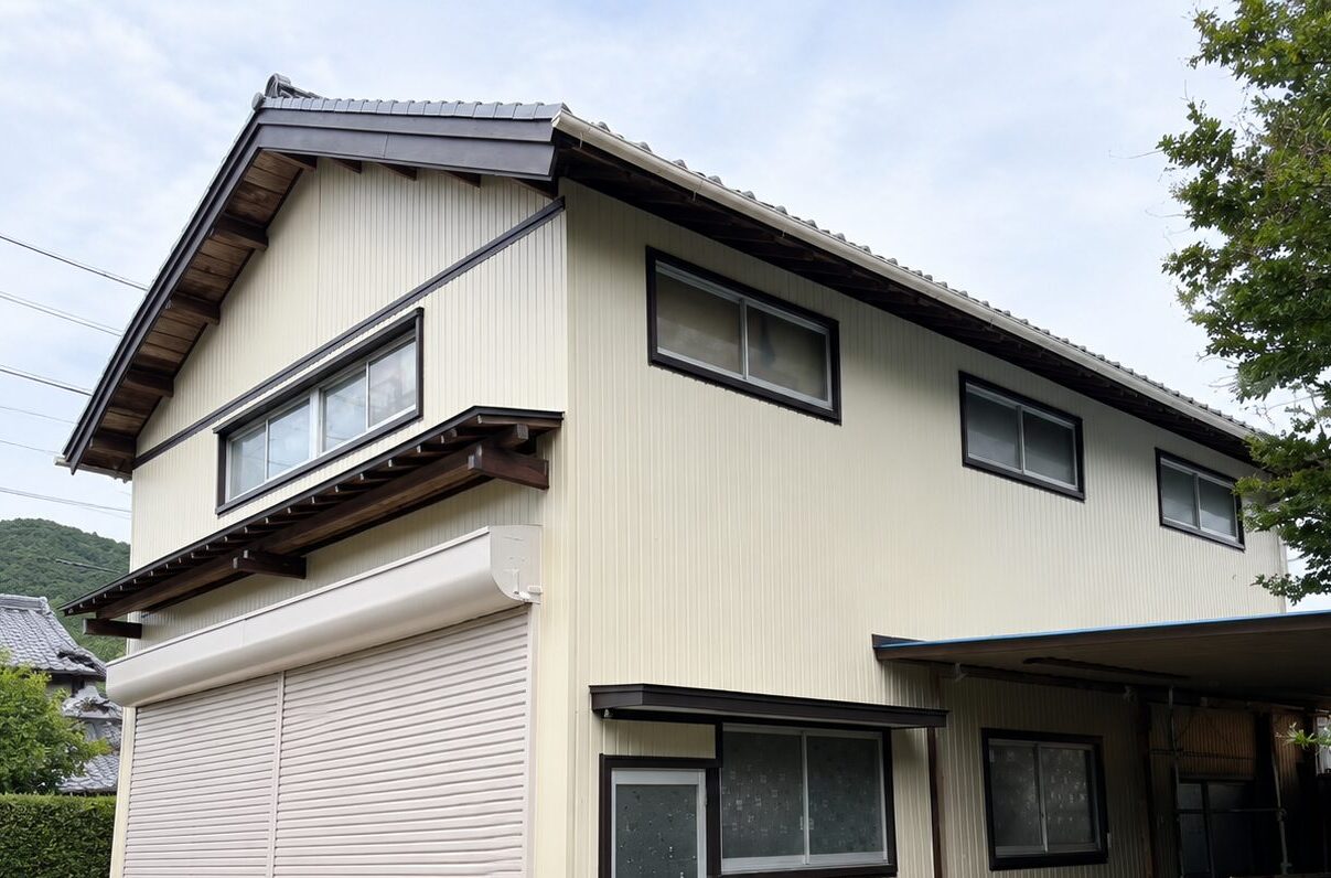 【三ケ日町】見えない部分まで丁寧に。倉庫外壁張り替え工事