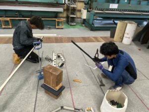 雨の日は板金加工の特訓です