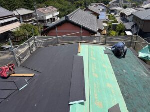 カラーベスト屋根は塗装で大丈夫？カバー工法を選んだ新城市の事例